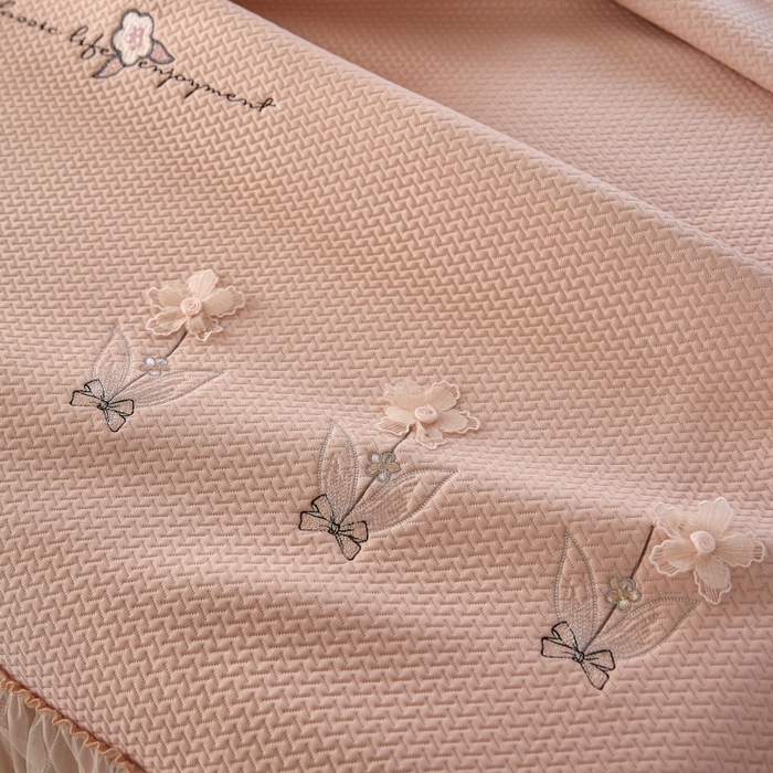 91家纺网 家纺一手货源 找家纺 金绣美居 2026春夏新款绣花款床裙凉席席子空调软席三件套-清裳 清裳-粉色