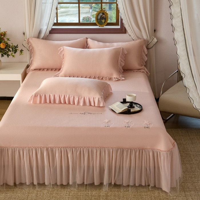 91家纺网 家纺一手货源 找家纺 金绣美居 2026春夏新款绣花款床裙凉席席子空调软席三件套-清裳 清裳-粉色