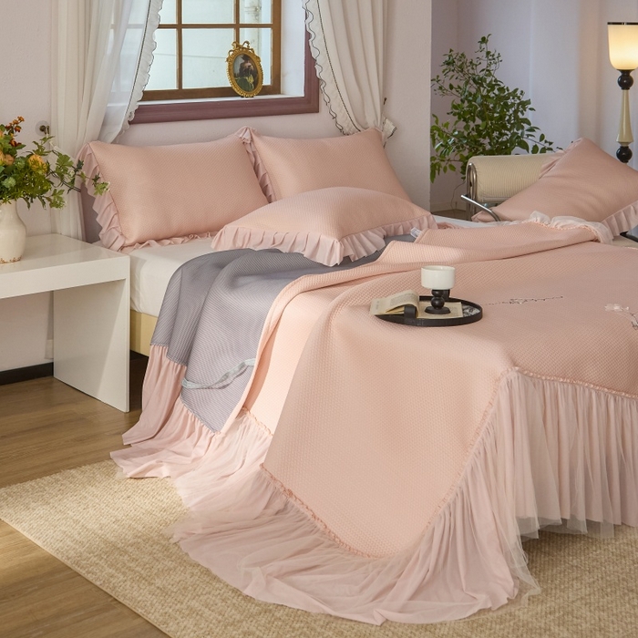 91家纺网 家纺一手货源 找家纺 金绣美居 2026春夏新款绣花款床裙凉席席子空调软席三件套-清裳 清裳-粉色