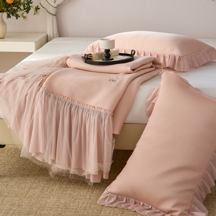 91家纺网 家纺一手货源 找家纺 金绣美居 2026春夏新款绣花款床裙凉席席子空调软席三件套-清裳 清裳-粉色