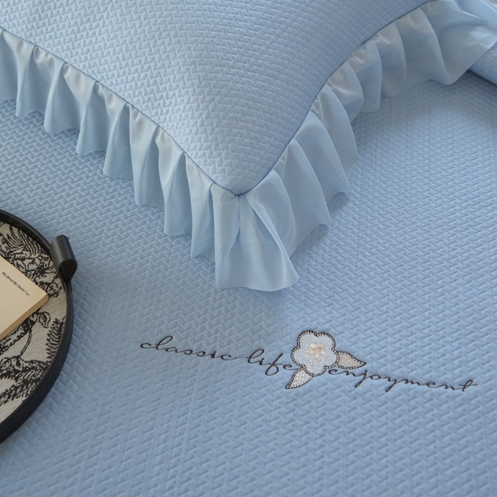 91家纺网 家纺一手货源 找家纺 金绣美居 2026春夏新款绣花款床裙凉席席子空调软席三件套-清裳 清裳-蓝色