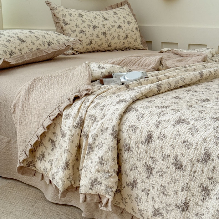 91家纺网 家纺一手货源 找家纺 迪梦姿家纺 2026新款泡芙纱花边款夏被四件套-款式二 初柠奶咖