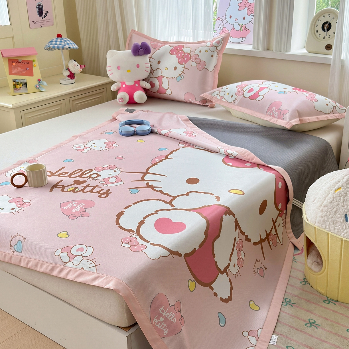 91家纺网 家纺一手货源 找家纺 桃子家居 2026新款A类三丽鸥授权数码印花中分子1200D凉感冰丝宽边凉感软席凉席席子 冰丝席-爱心少女kt