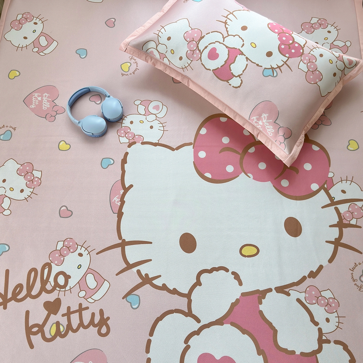 91家纺网 家纺一手货源 找家纺 桃子家居 2026新款A类三丽鸥授权数码印花中分子1200D凉感冰丝宽边凉感软席凉席席子 冰丝席-爱心少女kt