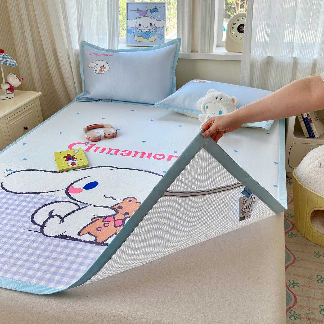 91家纺网 家纺一手货源 找家纺 桃子家居 2026新款A类三丽鸥授权数码印花中分子1200D凉感冰丝宽边凉感软席凉席席子 冰丝席-抱抱大耳狗