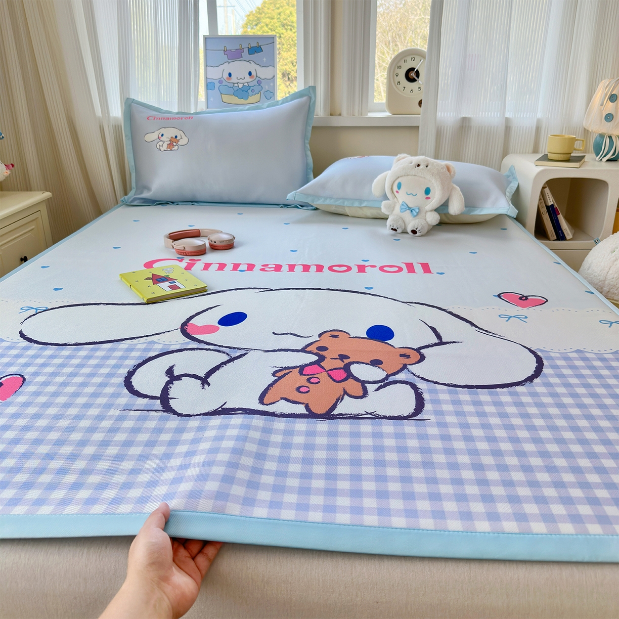 91家纺网 家纺一手货源 找家纺 桃子家居 2026新款A类三丽鸥授权数码印花中分子1200D凉感冰丝宽边凉感软席凉席席子 冰丝席-抱抱大耳狗