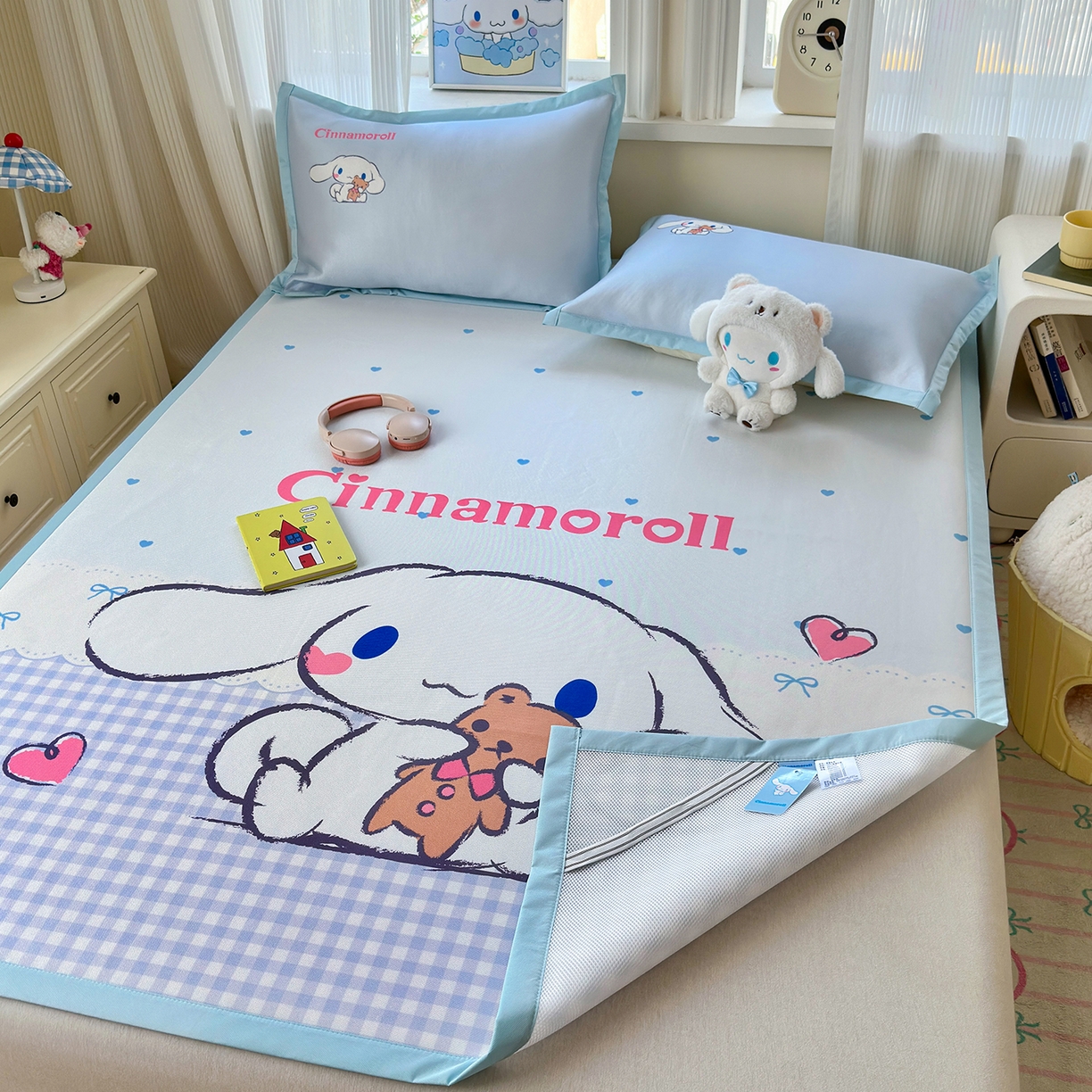 91家纺网 家纺一手货源 找家纺 桃子家居 2026新款A类三丽鸥授权数码印花中分子1200D凉感冰丝宽边凉感软席凉席席子 冰丝席-抱抱大耳狗