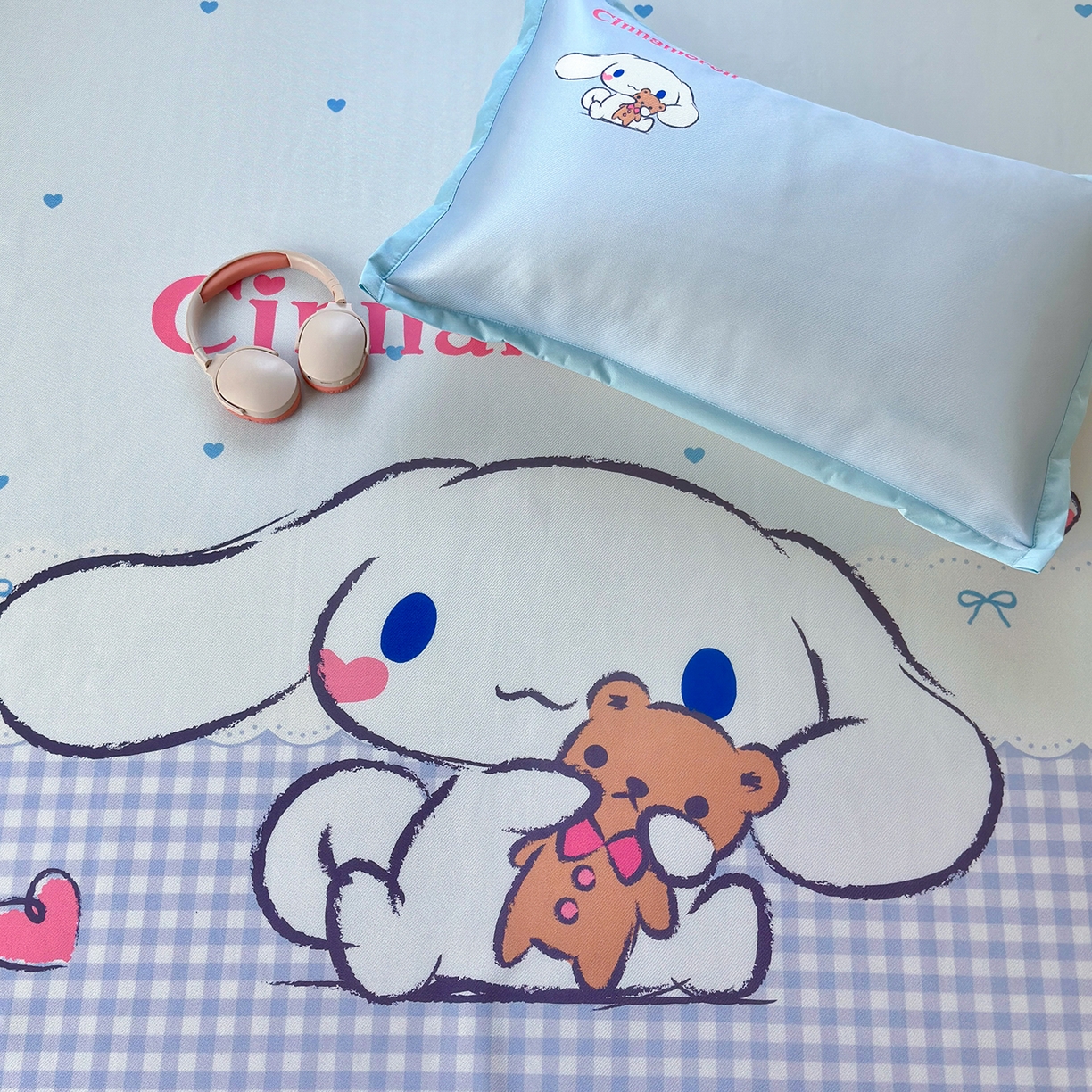 91家纺网 家纺一手货源 找家纺 桃子家居 2026新款A类三丽鸥授权数码印花中分子1200D凉感冰丝宽边凉感软席凉席席子 冰丝席-抱抱大耳狗