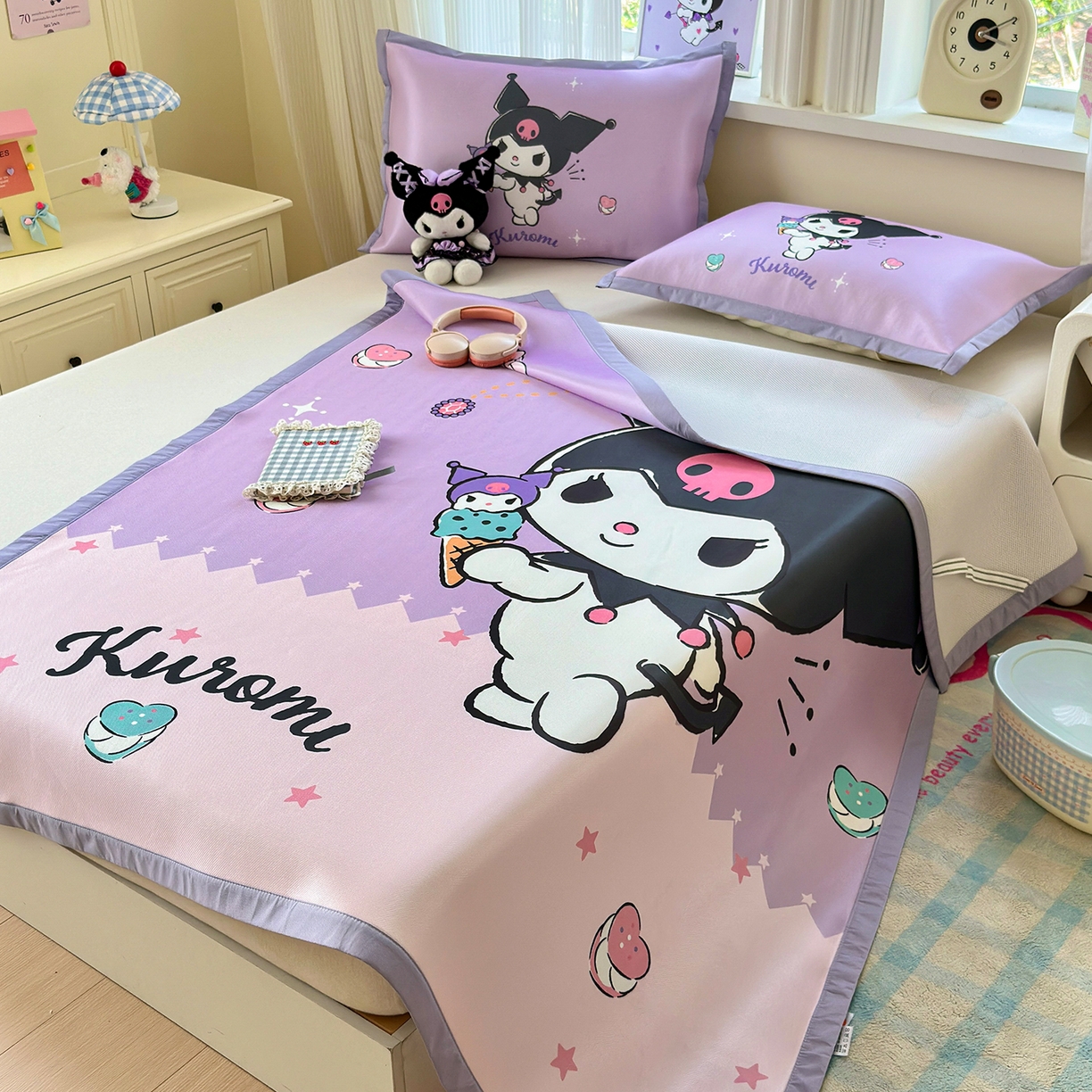 91家纺网 家纺一手货源 找家纺 桃子家居 2026新款A类三丽鸥授权数码印花中分子1200D凉感冰丝宽边凉感软席凉席席子 冰丝席-冰淇淋库洛米