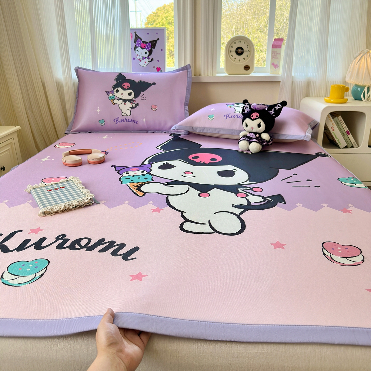 91家纺网 家纺一手货源 找家纺 桃子家居 2026新款A类三丽鸥授权数码印花中分子1200D凉感冰丝宽边凉感软席凉席席子 冰丝席-冰淇淋库洛米