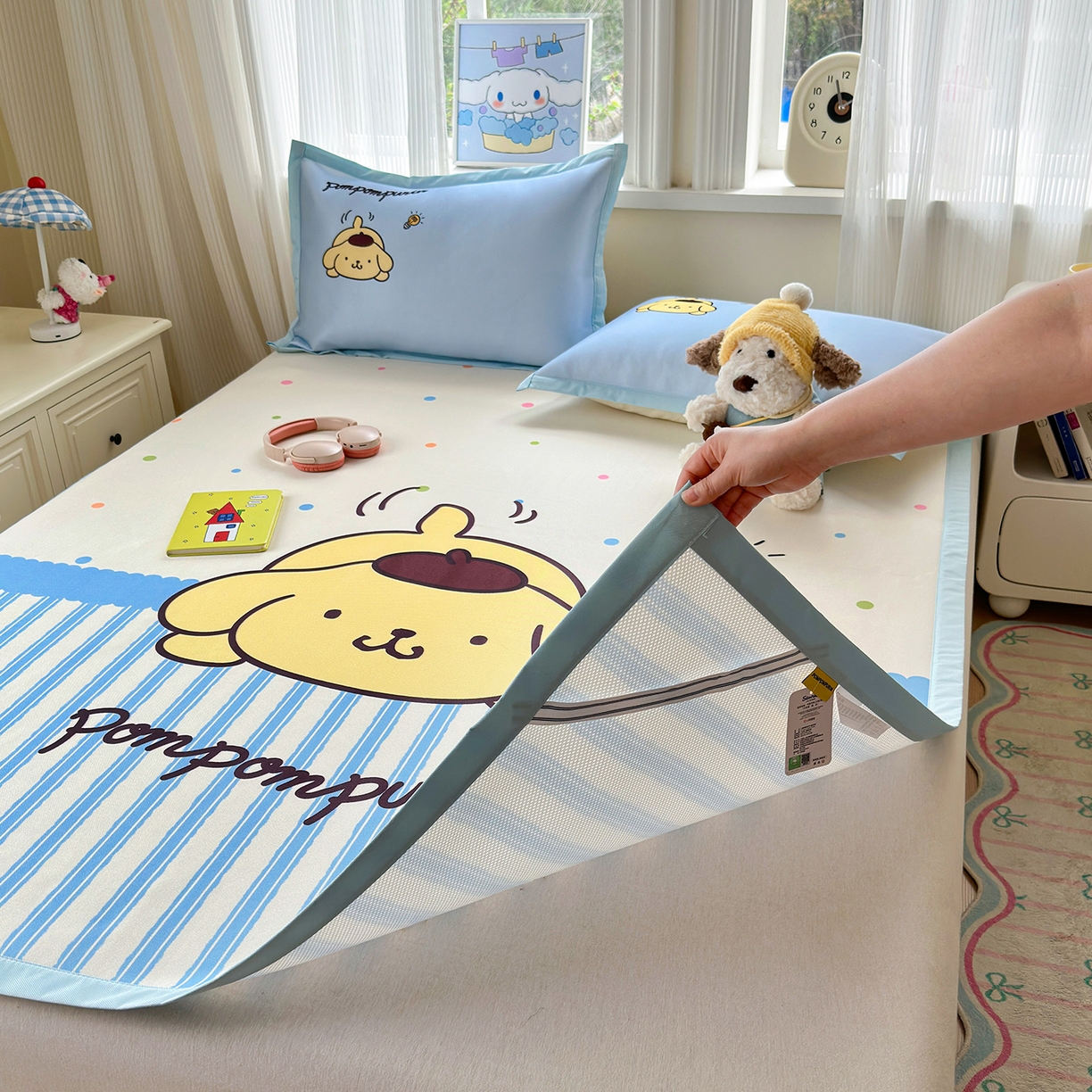 91家纺网 家纺一手货源 找家纺 桃子家居 2026新款A类三丽鸥授权数码印花中分子1200D凉感冰丝宽边凉感软席凉席席子 冰丝席-布丁狗