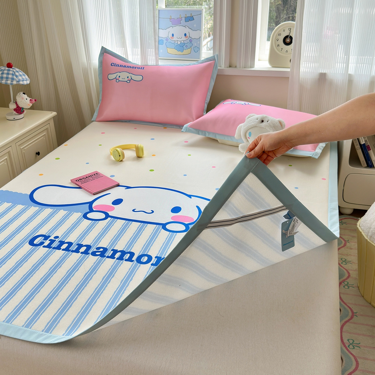 91家纺网 家纺一手货源 找家纺 桃子家居 2026新款A类三丽鸥授权数码印花中分子1200D凉感冰丝宽边凉感软席凉席席子 冰丝席-呆萌玉桂狗