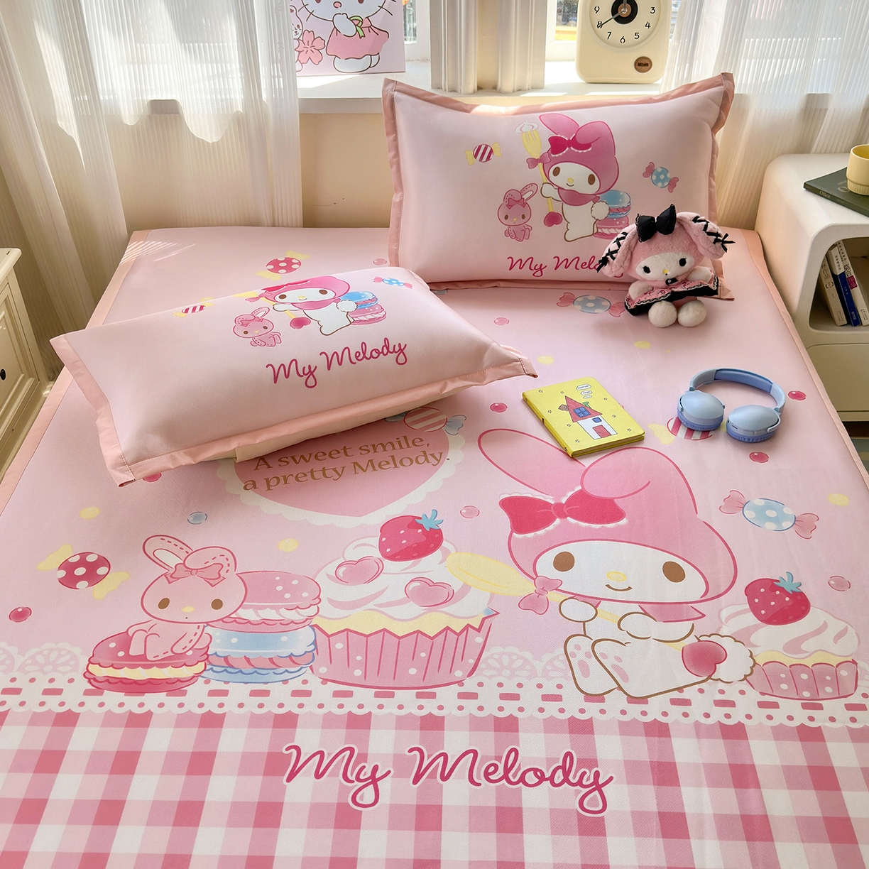 91家纺网 家纺一手货源 找家纺 桃子家居 2026新款A类三丽鸥授权数码印花中分子1200D凉感冰丝宽边凉感软席凉席席子 冰丝席-蛋糕美乐蒂