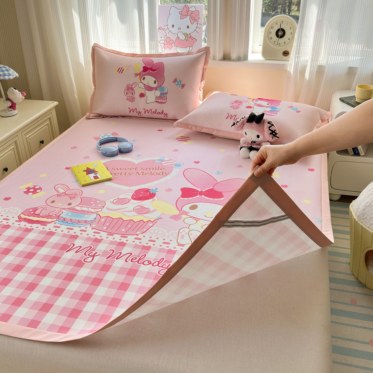 91家纺网 家纺一手货源 找家纺 桃子家居 2026新款A类三丽鸥授权数码印花中分子1200D凉感冰丝宽边凉感软席凉席席子 冰丝席-蛋糕美乐蒂