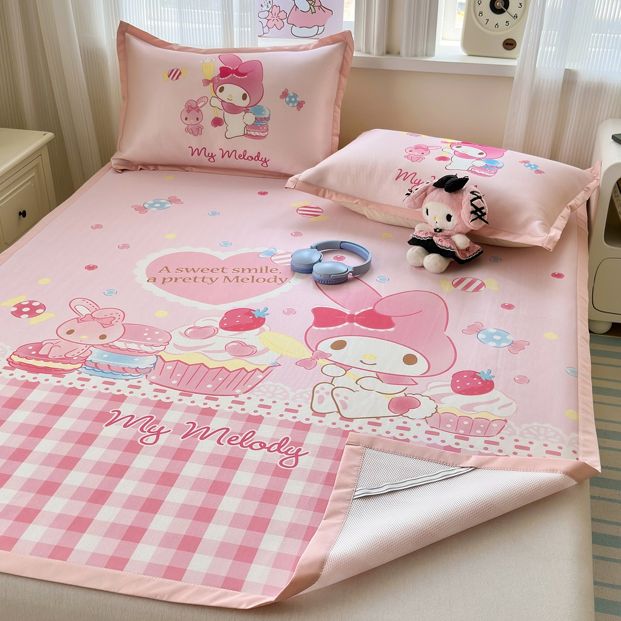 91家纺网 家纺一手货源 找家纺 桃子家居 2026新款A类三丽鸥授权数码印花中分子1200D凉感冰丝宽边凉感软席凉席席子 冰丝席-蛋糕美乐蒂