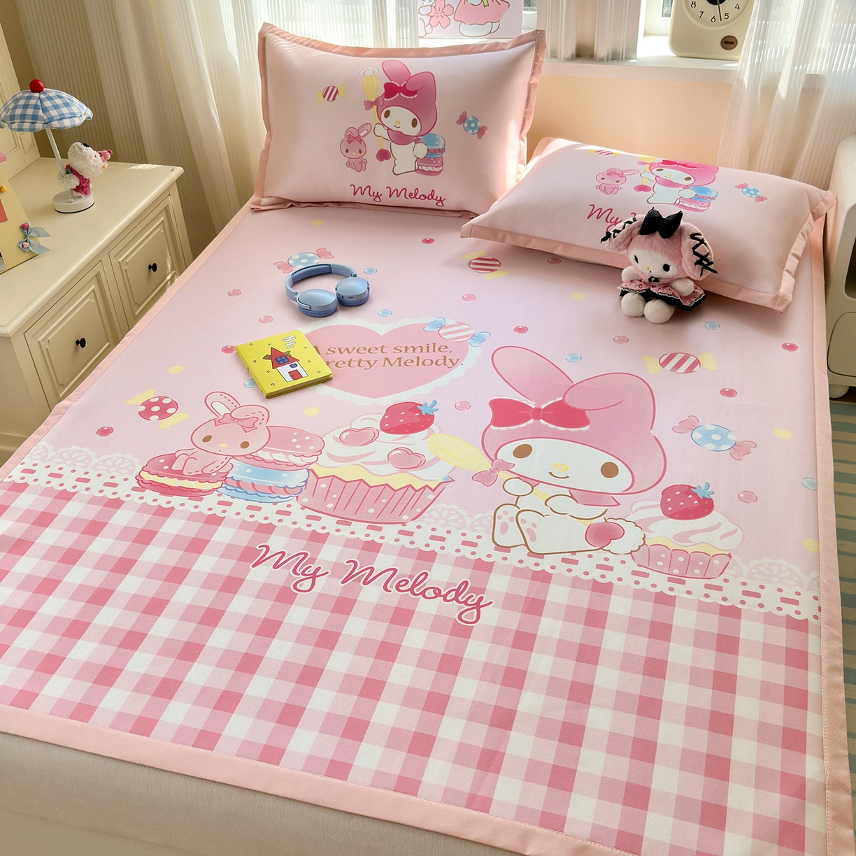 91家纺网 家纺一手货源 找家纺 桃子家居 2026新款A类三丽鸥授权数码印花中分子1200D凉感冰丝宽边凉感软席凉席席子 冰丝席-蛋糕美乐蒂