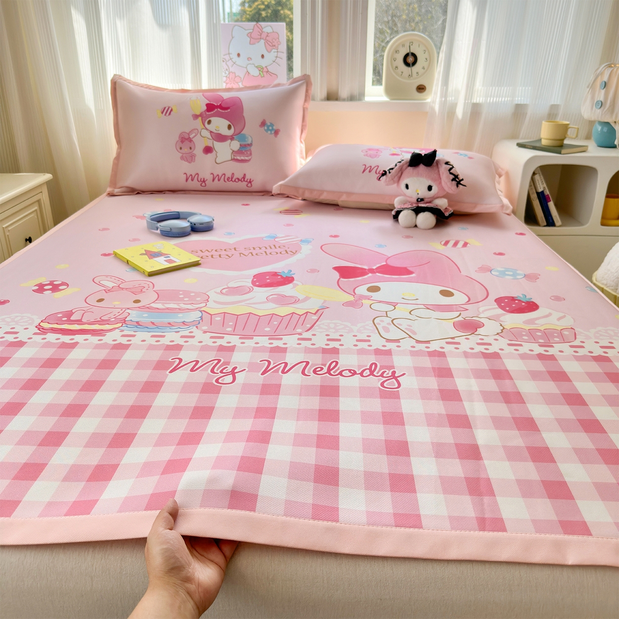 91家纺网 家纺一手货源 找家纺 桃子家居 2026新款A类三丽鸥授权数码印花中分子1200D凉感冰丝宽边凉感软席凉席席子 冰丝席-蛋糕美乐蒂