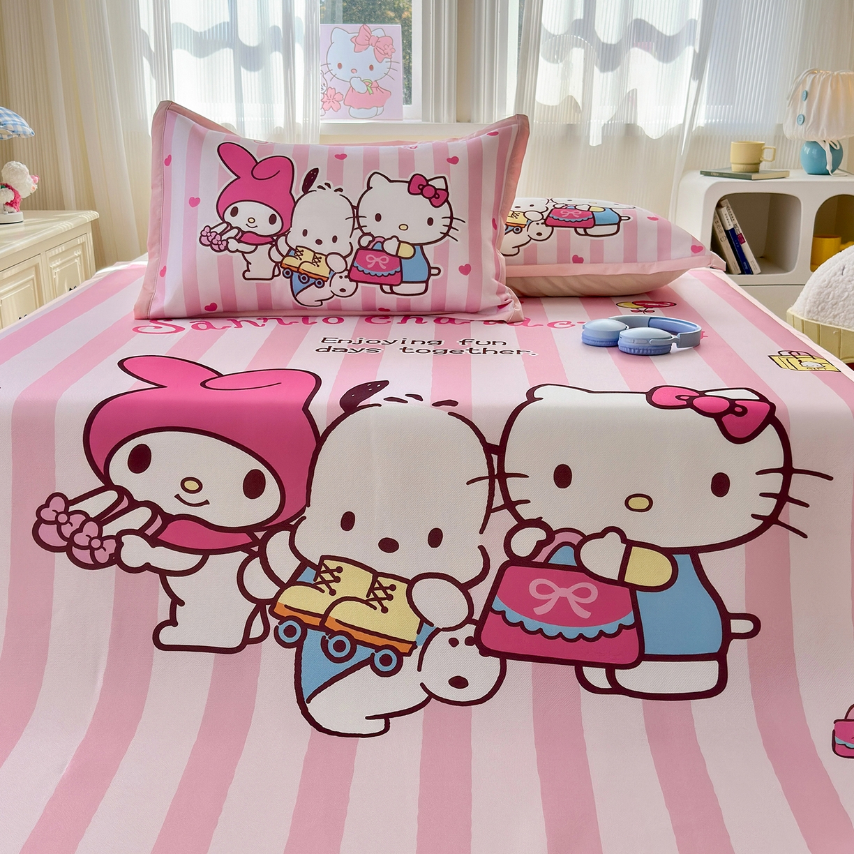 91家纺网 家纺一手货源 找家纺 桃子家居 2026新款A类三丽鸥授权数码印花中分子1200D凉感冰丝宽边凉感软席凉席席子 冰丝席-粉萌伙伴