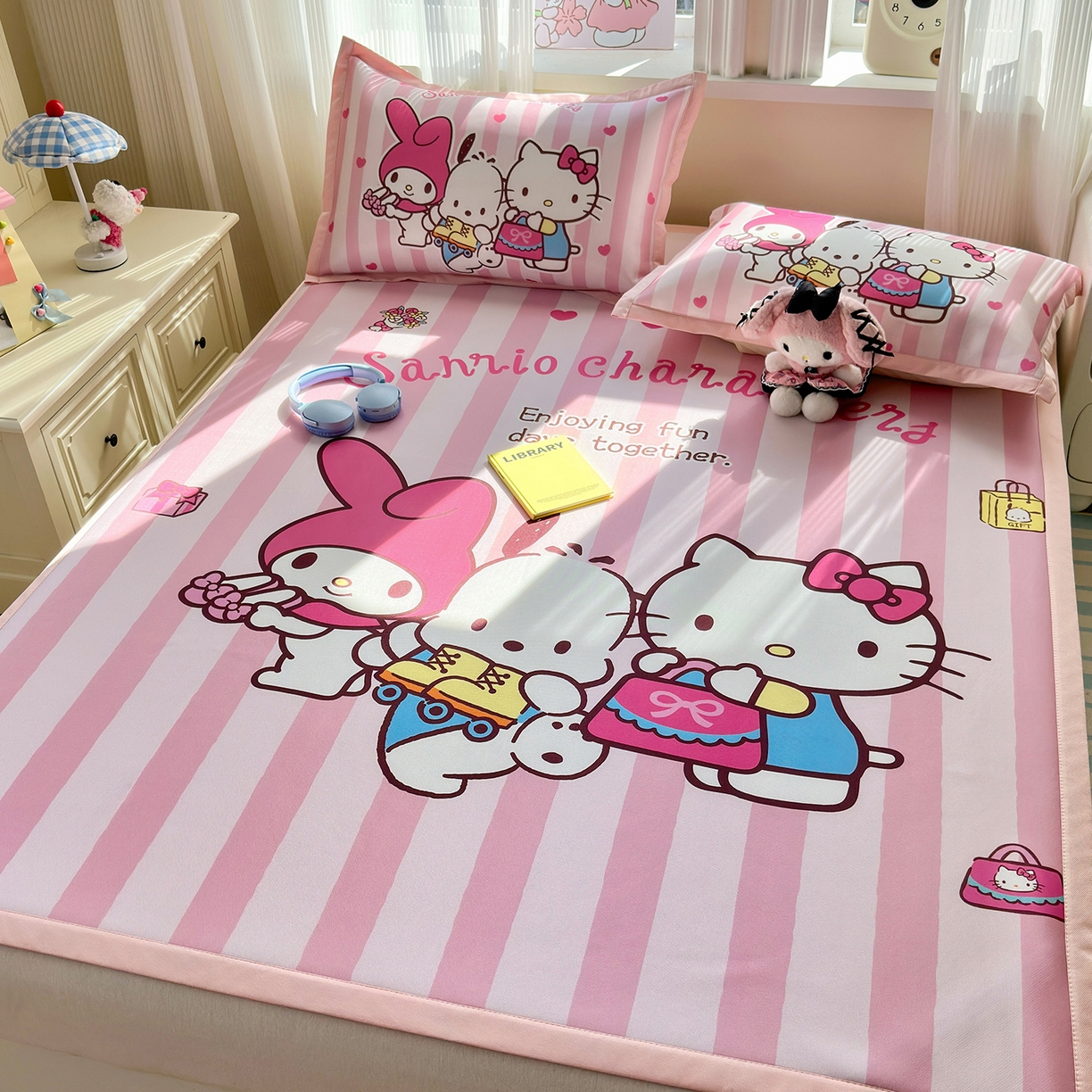 91家纺网 家纺一手货源 找家纺 桃子家居 2026新款A类三丽鸥授权数码印花中分子1200D凉感冰丝宽边凉感软席凉席席子 冰丝席-粉萌伙伴