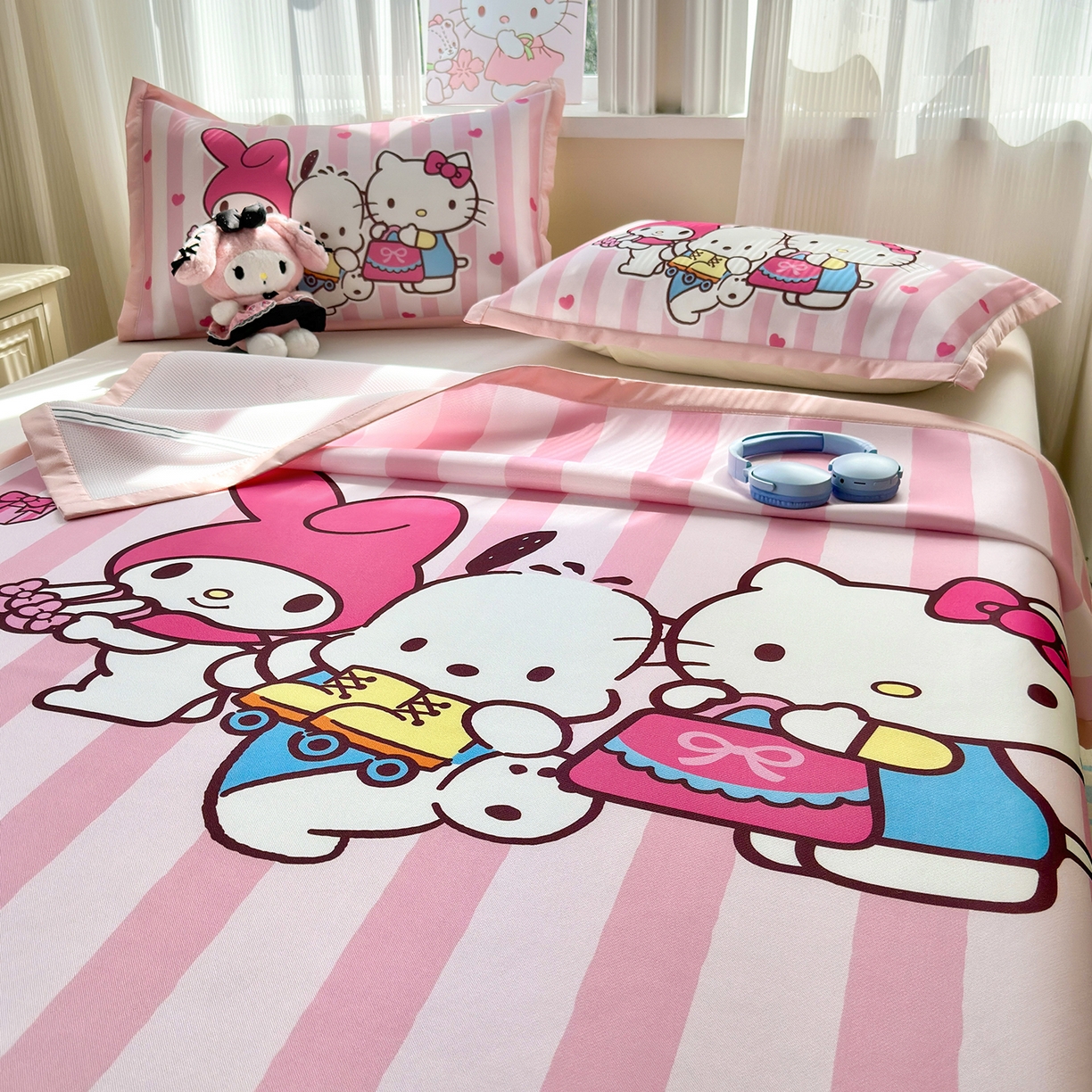 91家纺网 家纺一手货源 找家纺 桃子家居 2026新款A类三丽鸥授权数码印花中分子1200D凉感冰丝宽边凉感软席凉席席子 冰丝席-粉萌伙伴