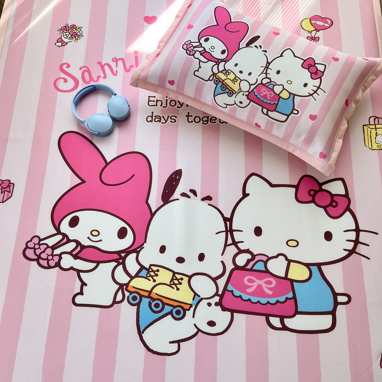 91家纺网 家纺一手货源 找家纺 桃子家居 2026新款A类三丽鸥授权数码印花中分子1200D凉感冰丝宽边凉感软席凉席席子 冰丝席-粉萌伙伴