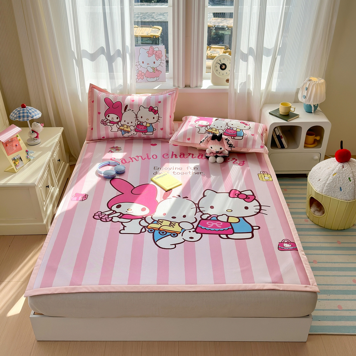 91家纺网 家纺一手货源 找家纺 桃子家居 2026新款A类三丽鸥授权数码印花中分子1200D凉感冰丝宽边凉感软席凉席席子 冰丝席-粉萌伙伴