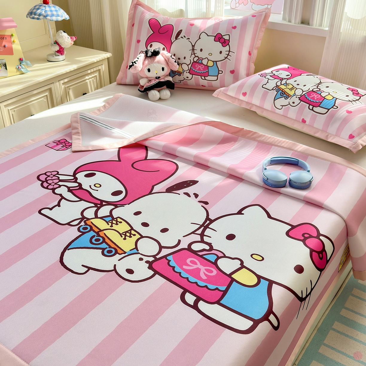 91家纺网 家纺一手货源 找家纺 桃子家居 2026新款A类三丽鸥授权数码印花中分子1200D凉感冰丝宽边凉感软席凉席席子 冰丝席-粉萌伙伴