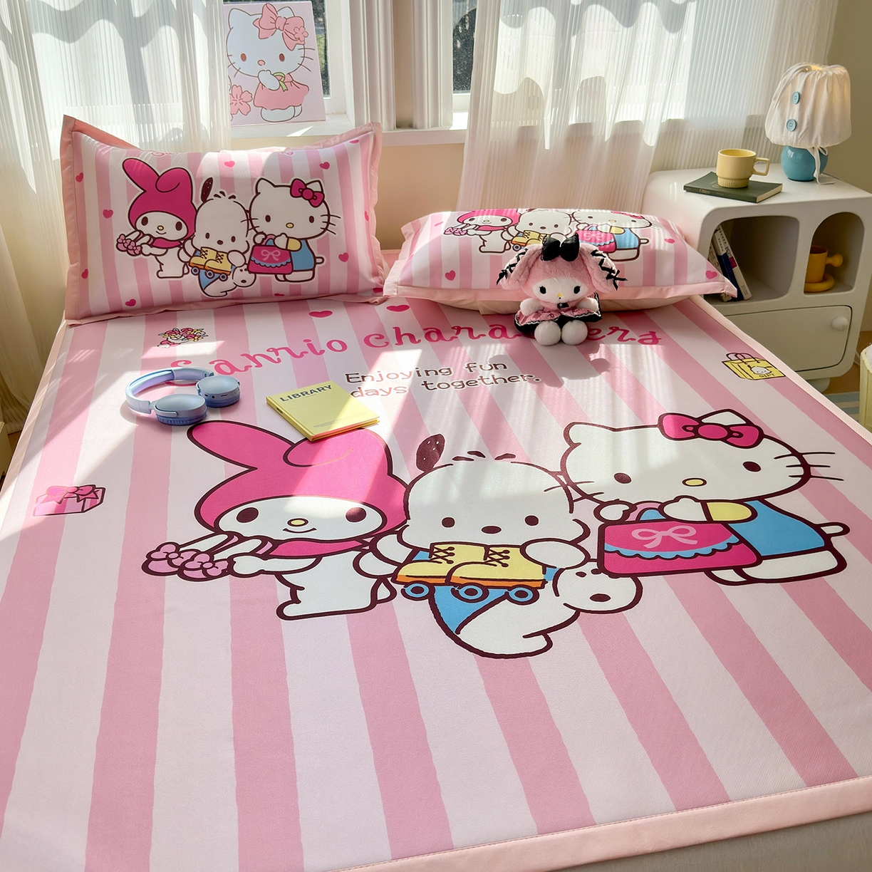 91家纺网 家纺一手货源 找家纺 桃子家居 2026新款A类三丽鸥授权数码印花中分子1200D凉感冰丝宽边凉感软席凉席席子 冰丝席-粉萌伙伴