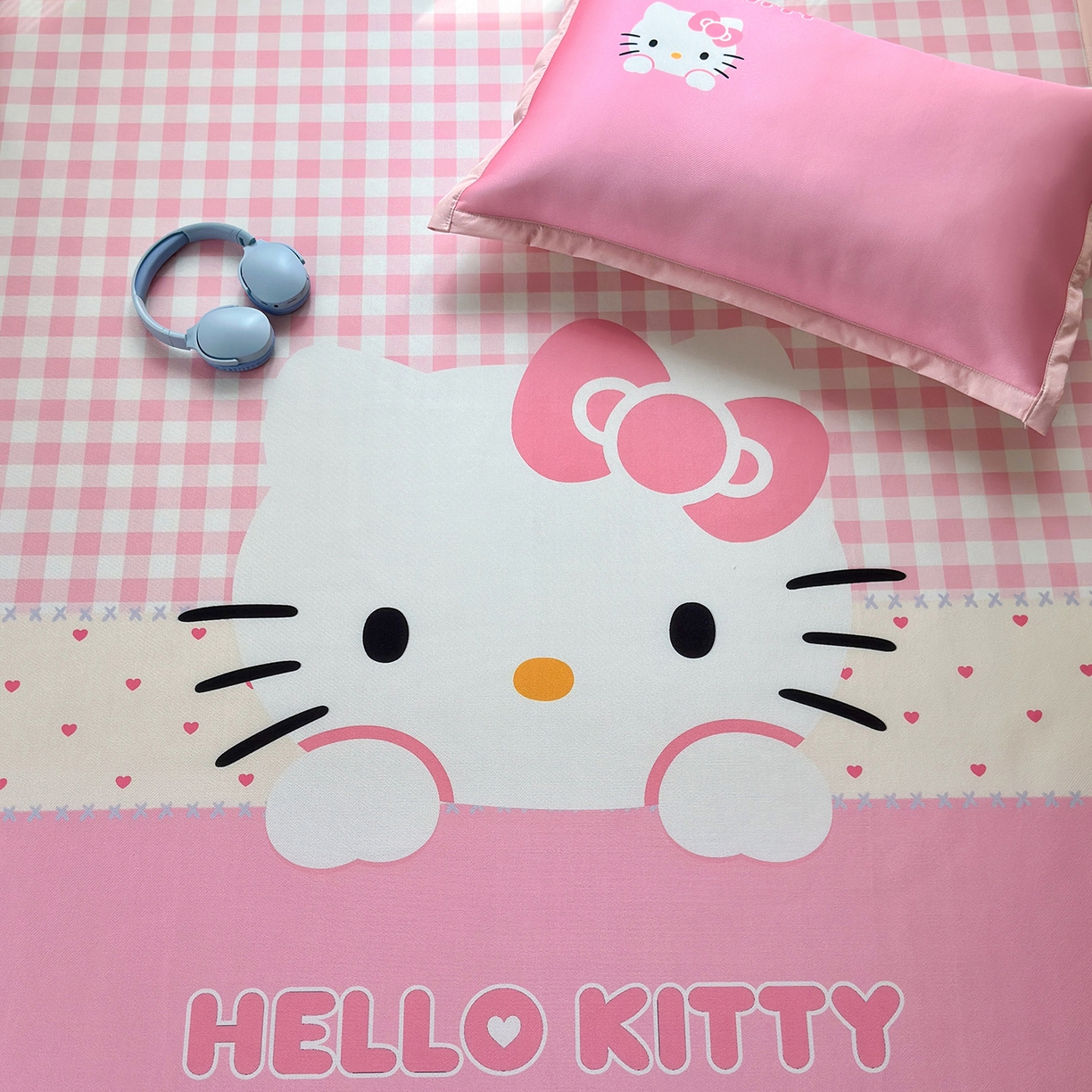 91家纺网 家纺一手货源 找家纺 桃子家居 2026新款A类三丽鸥授权数码印花中分子1200D凉感冰丝宽边凉感软席凉席席子 冰丝席-公主KT粉