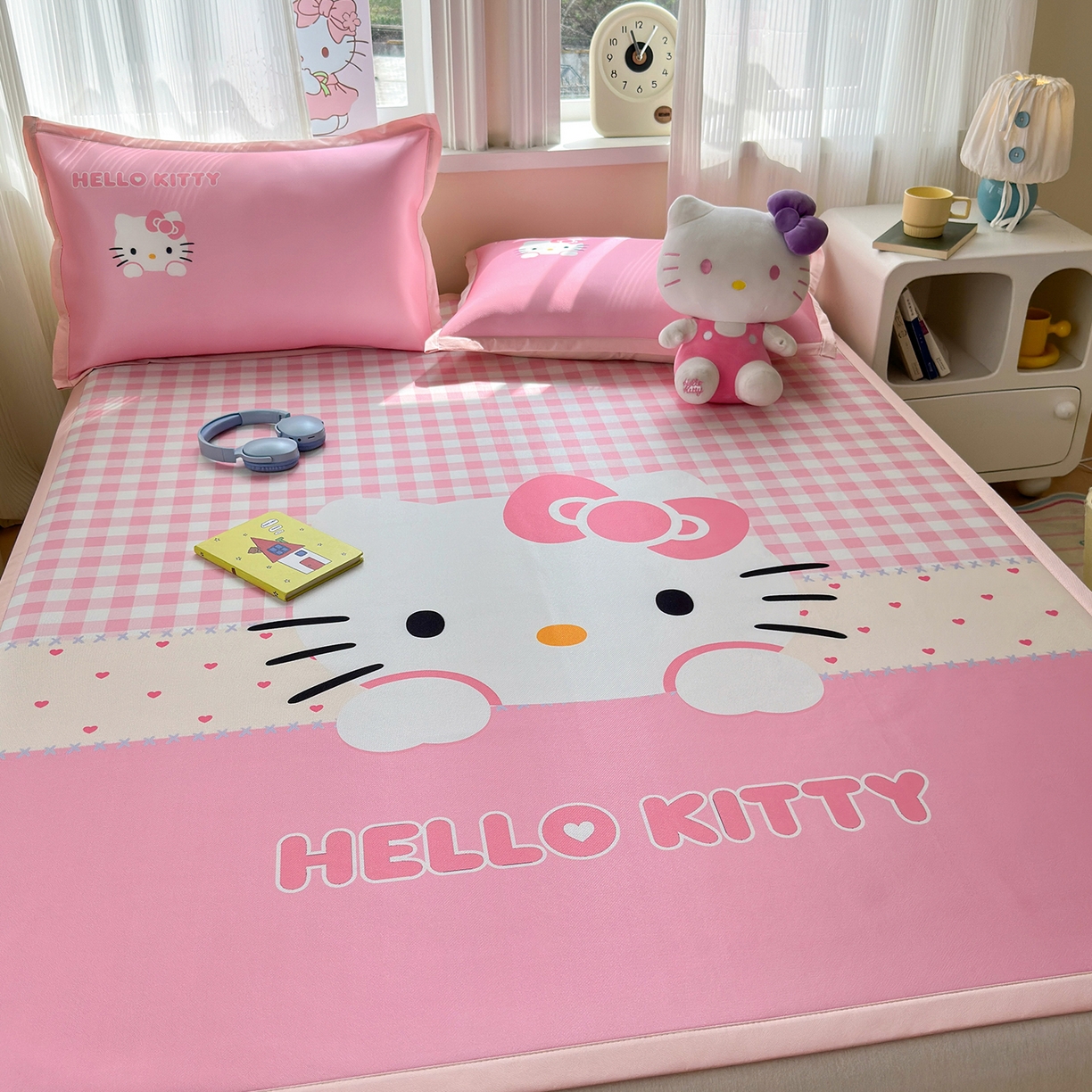 91家纺网 家纺一手货源 找家纺 桃子家居 2026新款A类三丽鸥授权数码印花中分子1200D凉感冰丝宽边凉感软席凉席席子 冰丝席-公主KT粉