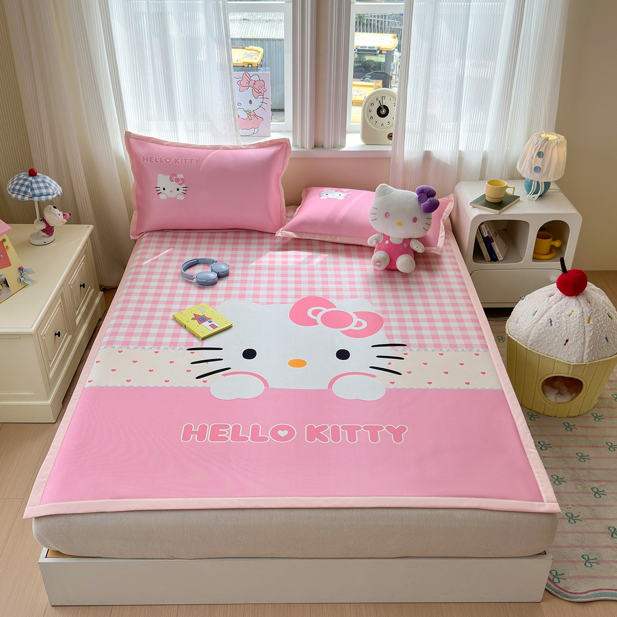 91家纺网 家纺一手货源 找家纺 桃子家居 2026新款A类三丽鸥授权数码印花中分子1200D凉感冰丝宽边凉感软席凉席席子 冰丝席-公主KT粉