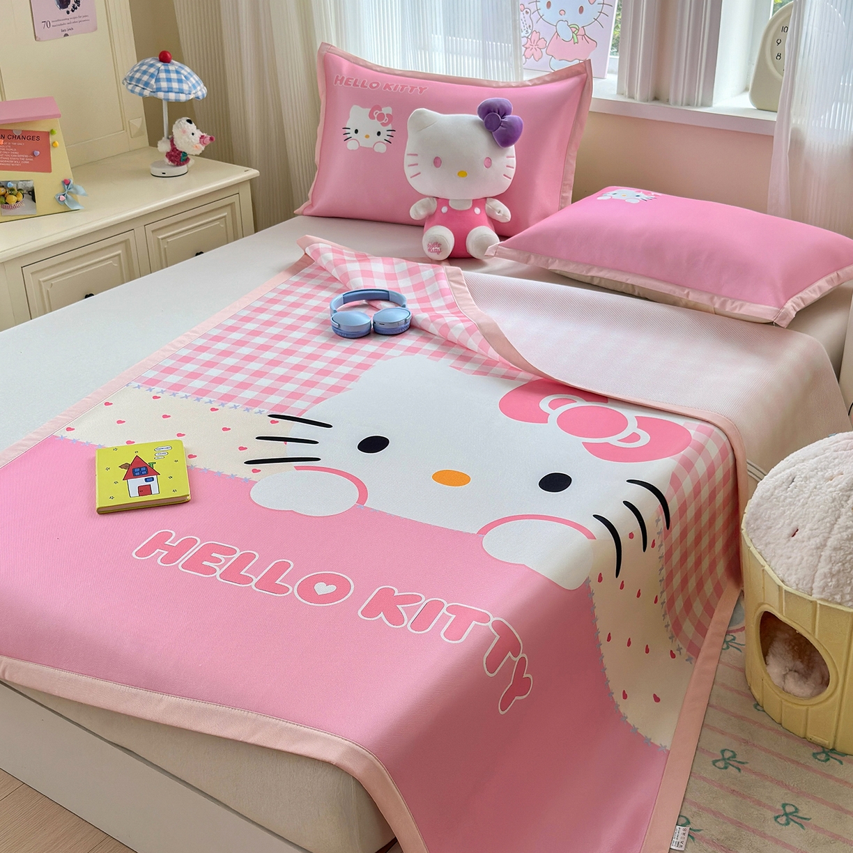 91家纺网 家纺一手货源 找家纺 桃子家居 2026新款A类三丽鸥授权数码印花中分子1200D凉感冰丝宽边凉感软席凉席席子 冰丝席-公主KT粉