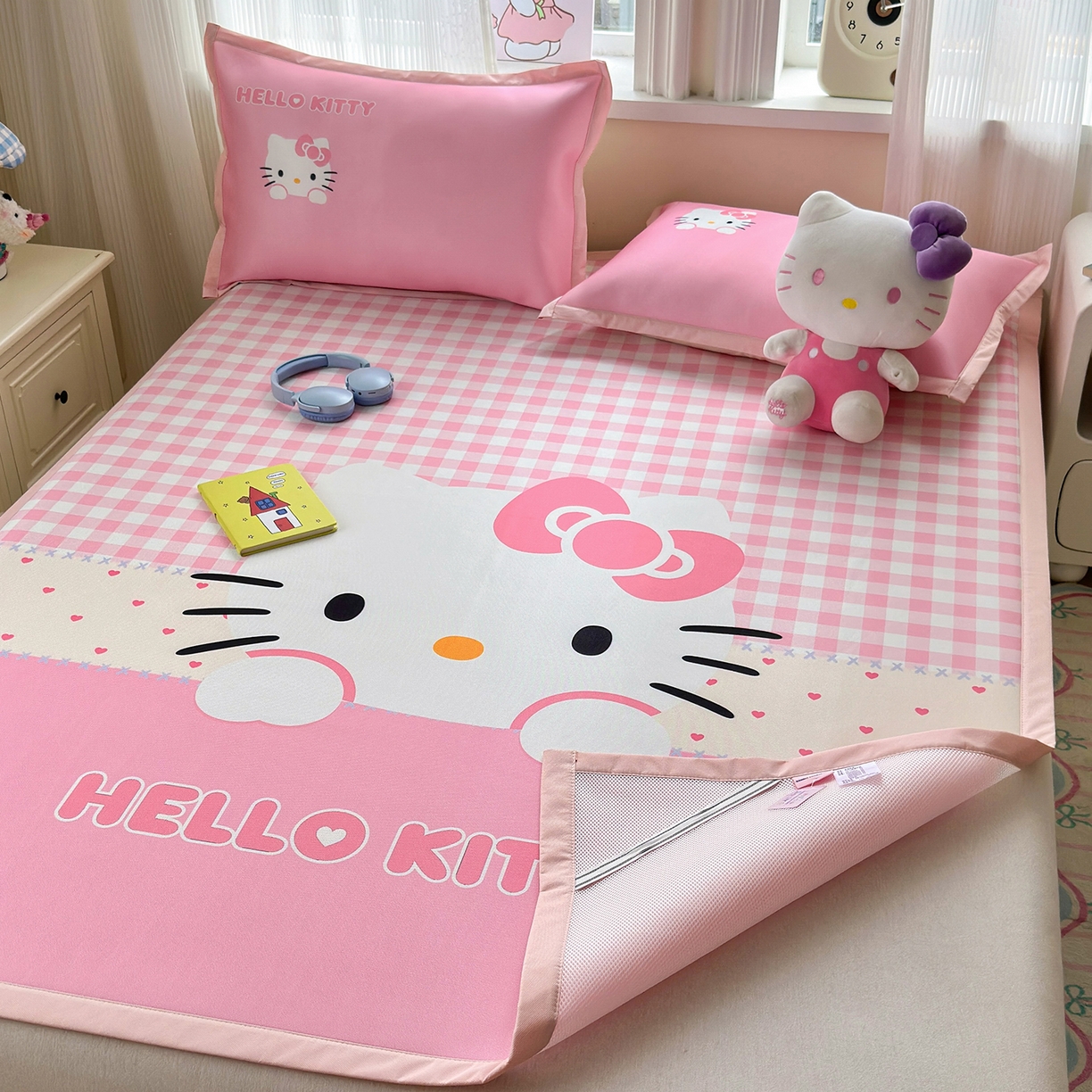 91家纺网 家纺一手货源 找家纺 桃子家居 2026新款A类三丽鸥授权数码印花中分子1200D凉感冰丝宽边凉感软席凉席席子 冰丝席-公主KT粉