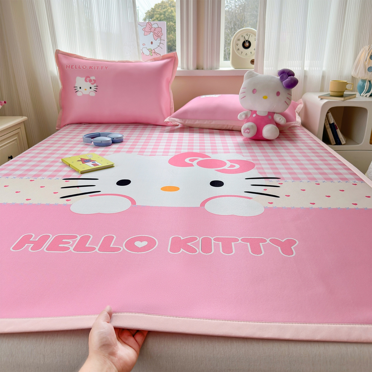 91家纺网 家纺一手货源 找家纺 桃子家居 2026新款A类三丽鸥授权数码印花中分子1200D凉感冰丝宽边凉感软席凉席席子 冰丝席-公主KT粉