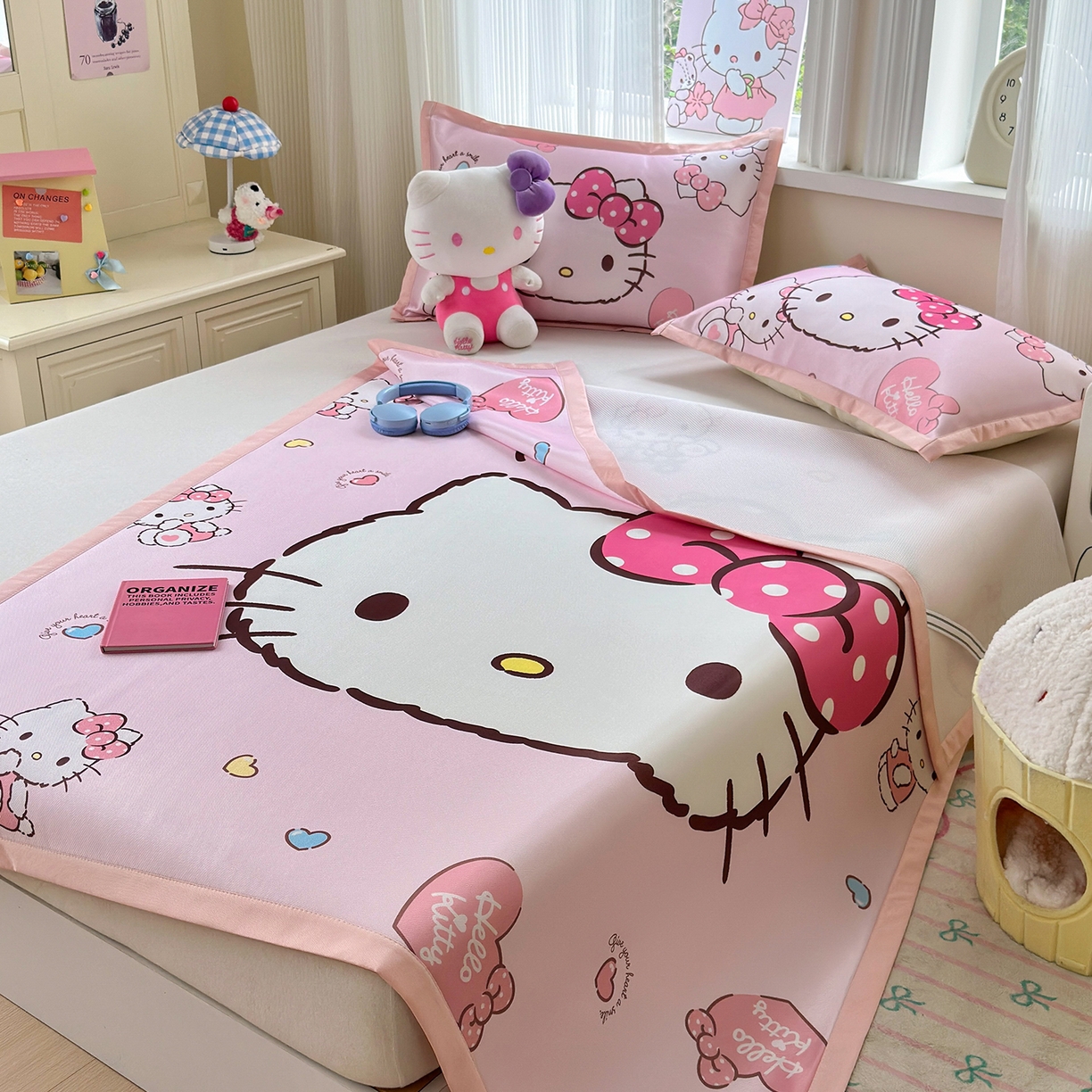 91家纺网 家纺一手货源 找家纺 桃子家居 2026新款A类三丽鸥授权数码印花中分子1200D凉感冰丝宽边凉感软席凉席席子 冰丝席-美美kt粉