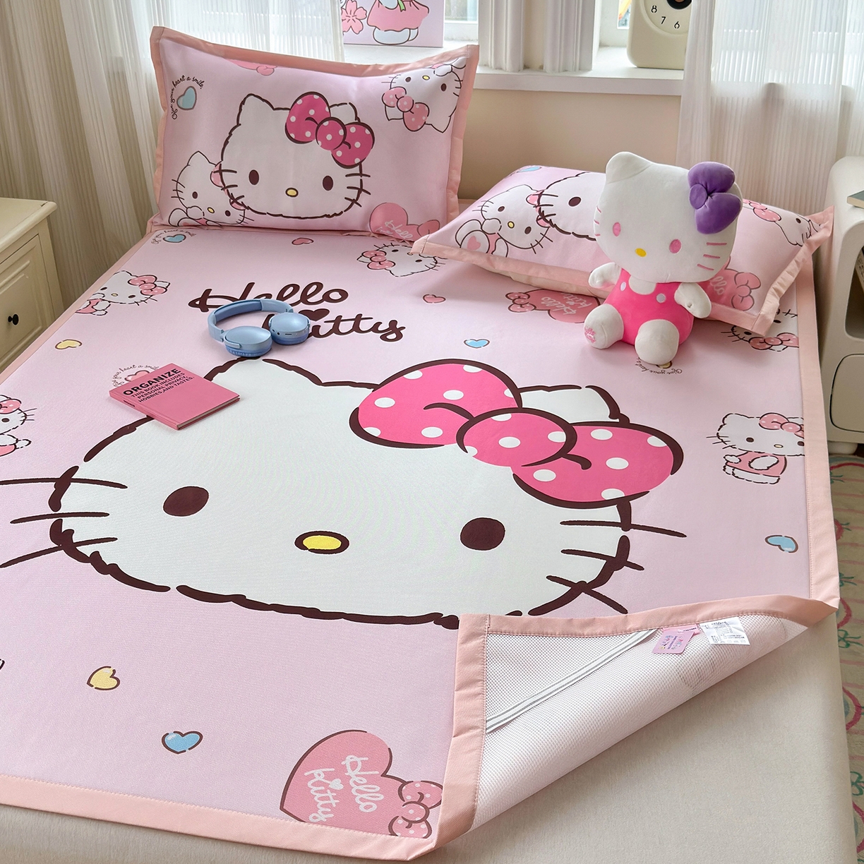 91家纺网 家纺一手货源 找家纺 桃子家居 2026新款A类三丽鸥授权数码印花中分子1200D凉感冰丝宽边凉感软席凉席席子 冰丝席-美美kt粉