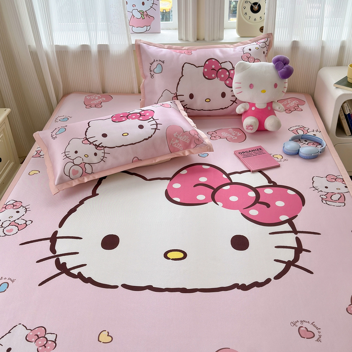 91家纺网 家纺一手货源 找家纺 桃子家居 2026新款A类三丽鸥授权数码印花中分子1200D凉感冰丝宽边凉感软席凉席席子 冰丝席-美美kt粉