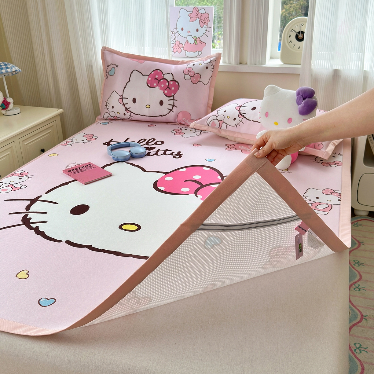 91家纺网 家纺一手货源 找家纺 桃子家居 2026新款A类三丽鸥授权数码印花中分子1200D凉感冰丝宽边凉感软席凉席席子 冰丝席-美美kt粉