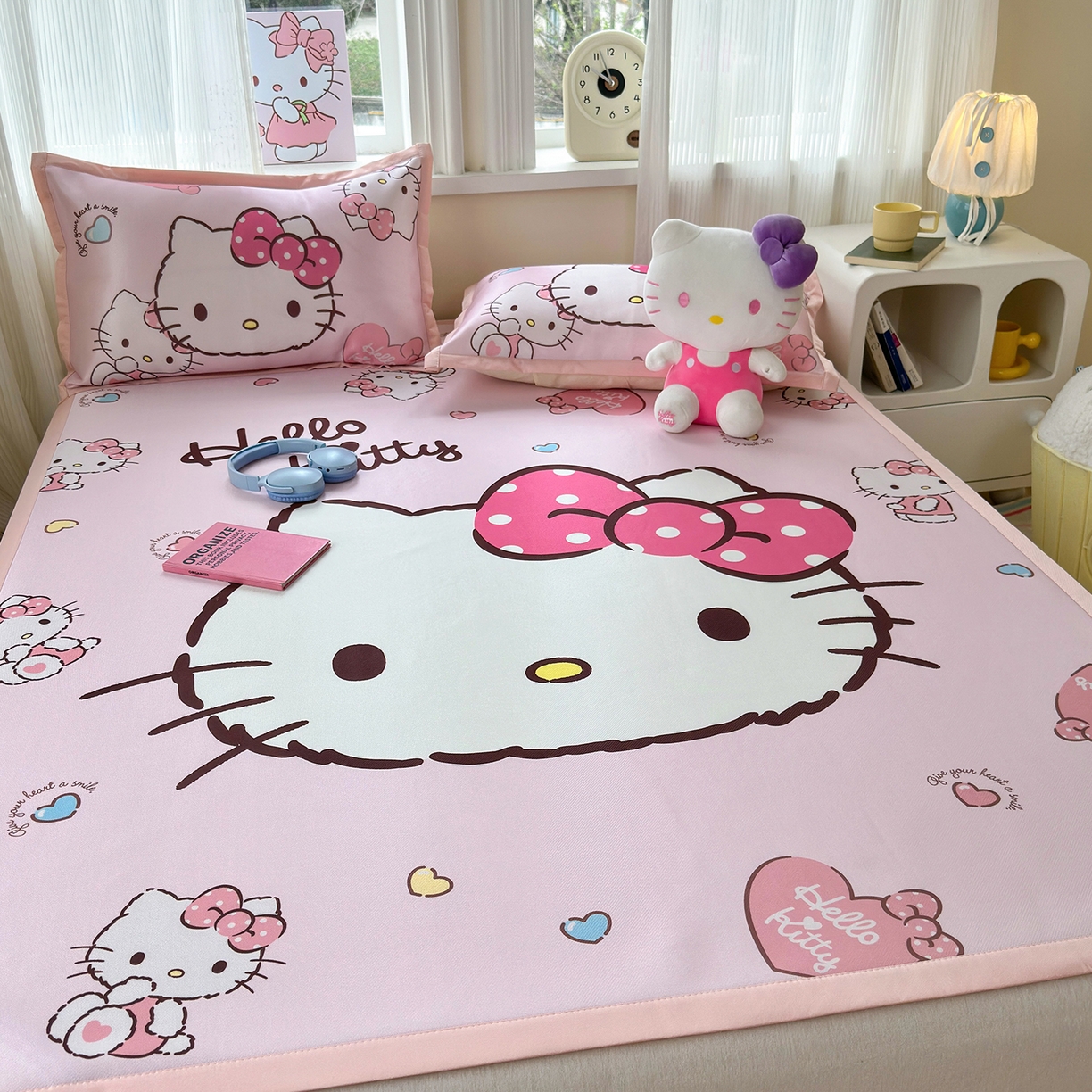 91家纺网 家纺一手货源 找家纺 桃子家居 2026新款A类三丽鸥授权数码印花中分子1200D凉感冰丝宽边凉感软席凉席席子 冰丝席-美美kt粉