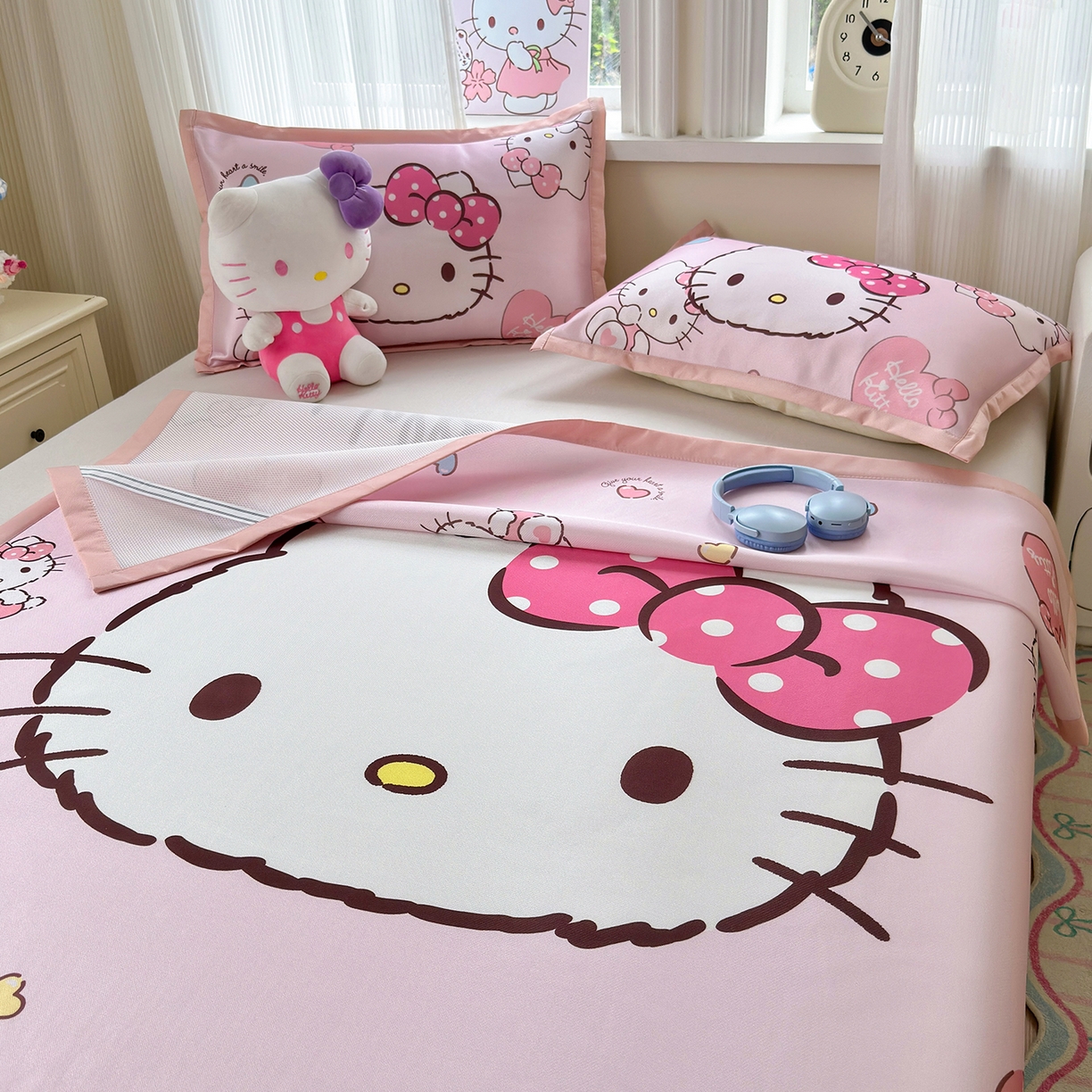 91家纺网 家纺一手货源 找家纺 桃子家居 2026新款A类三丽鸥授权数码印花中分子1200D凉感冰丝宽边凉感软席凉席席子 冰丝席-美美kt粉