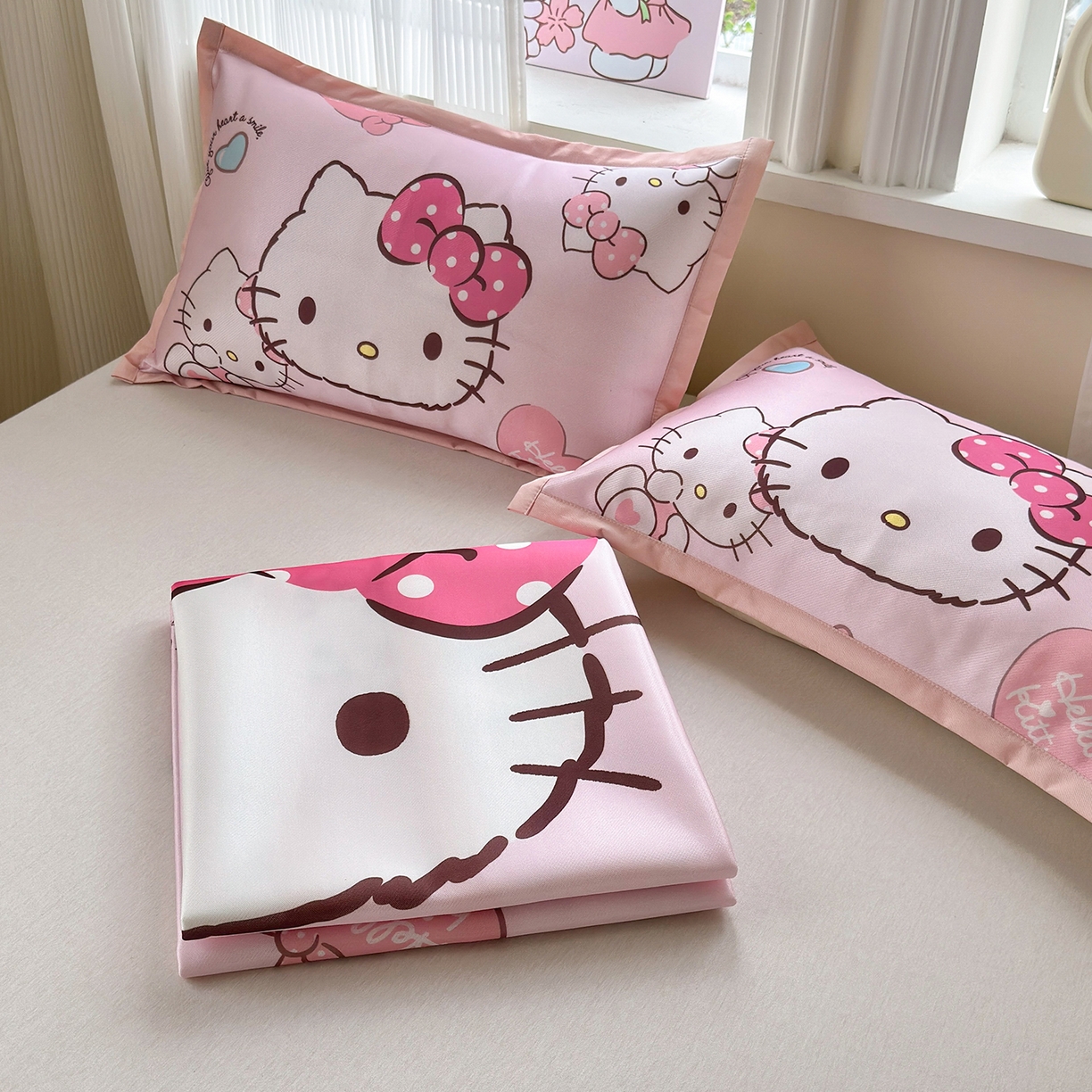 91家纺网 家纺一手货源 找家纺 桃子家居 2026新款A类三丽鸥授权数码印花中分子1200D凉感冰丝宽边凉感软席凉席席子 冰丝席-美美kt粉