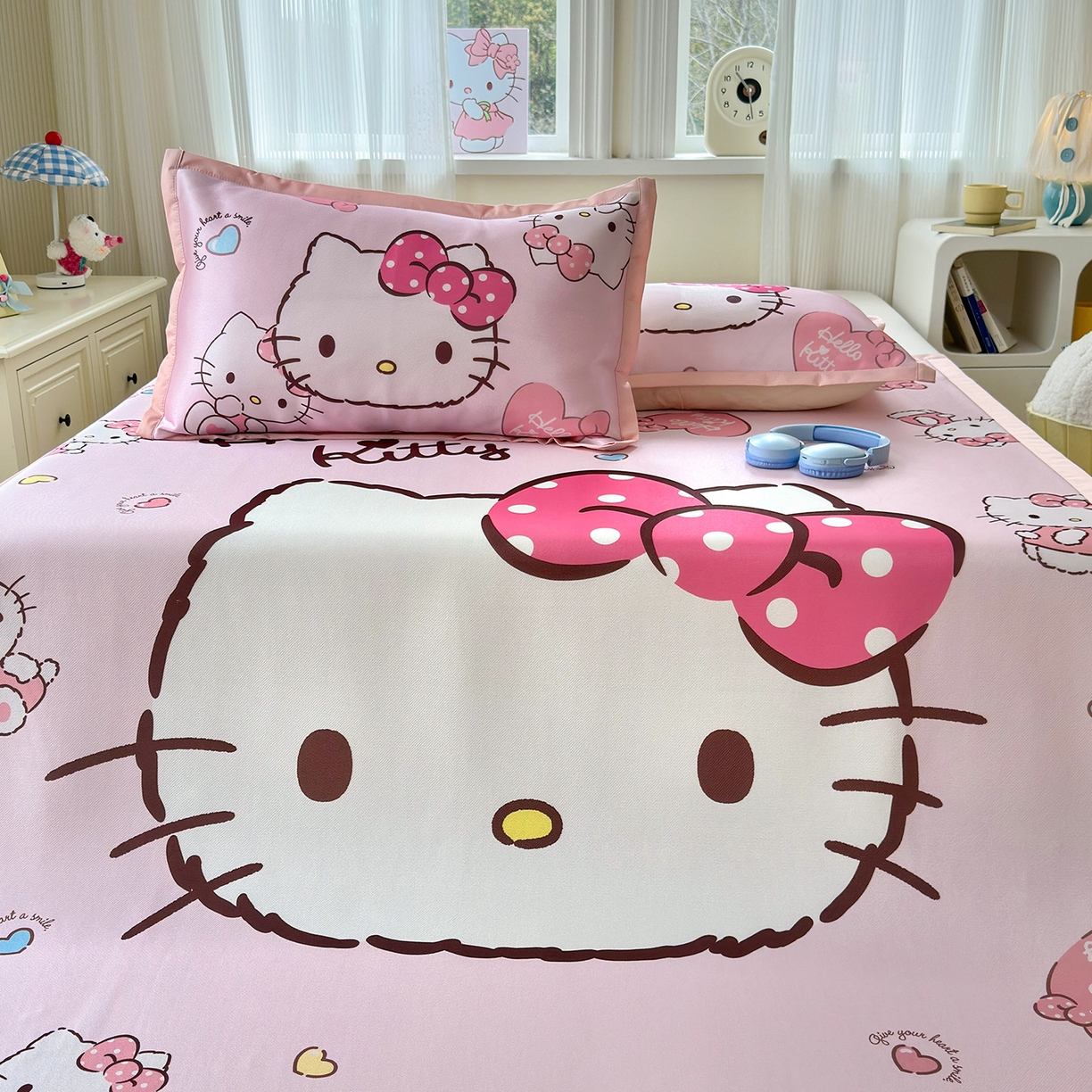 91家纺网 家纺一手货源 找家纺 桃子家居 2026新款A类三丽鸥授权数码印花中分子1200D凉感冰丝宽边凉感软席凉席席子 冰丝席-美美kt粉