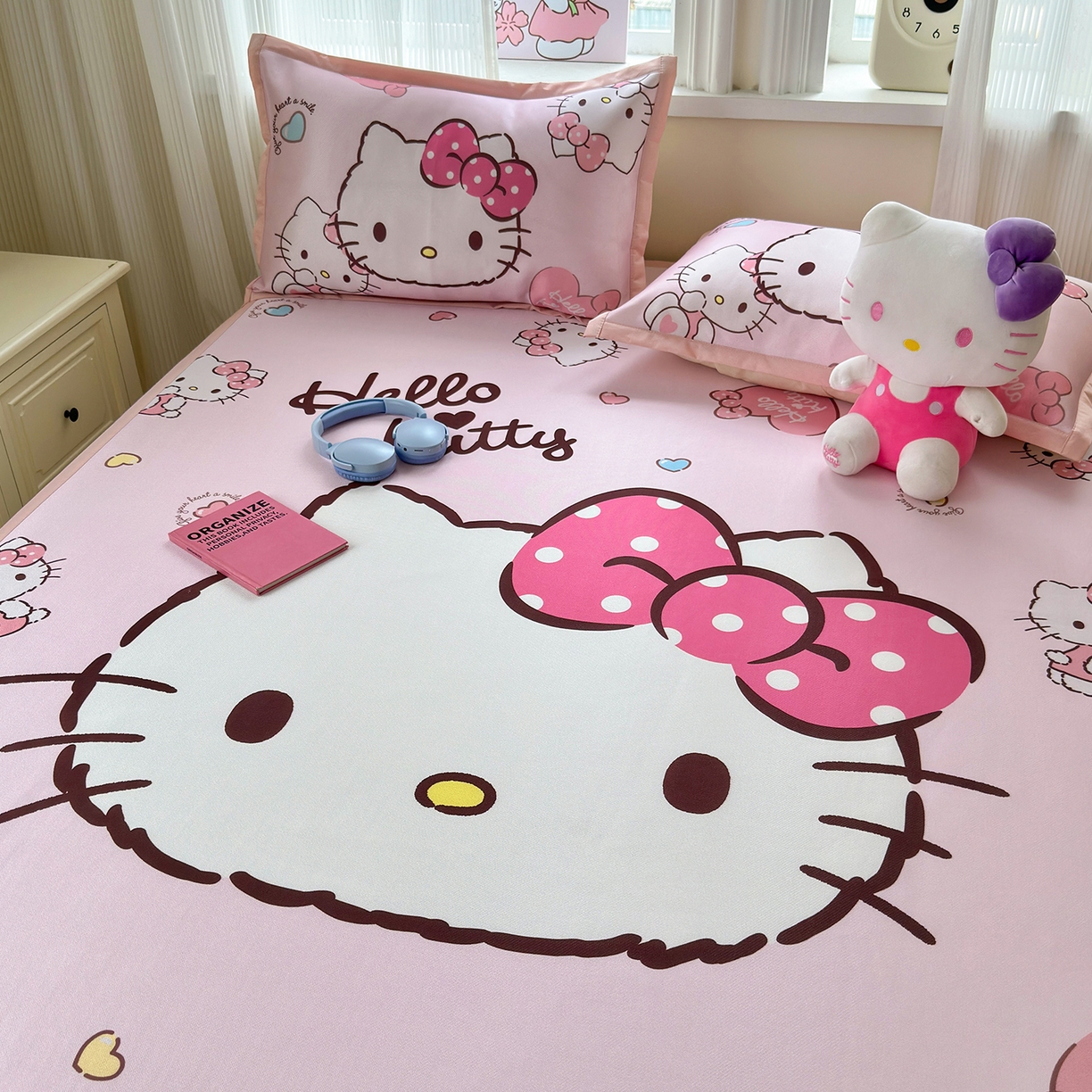 91家纺网 家纺一手货源 找家纺 桃子家居 2026新款A类三丽鸥授权数码印花中分子1200D凉感冰丝宽边凉感软席凉席席子 冰丝席-美美kt粉