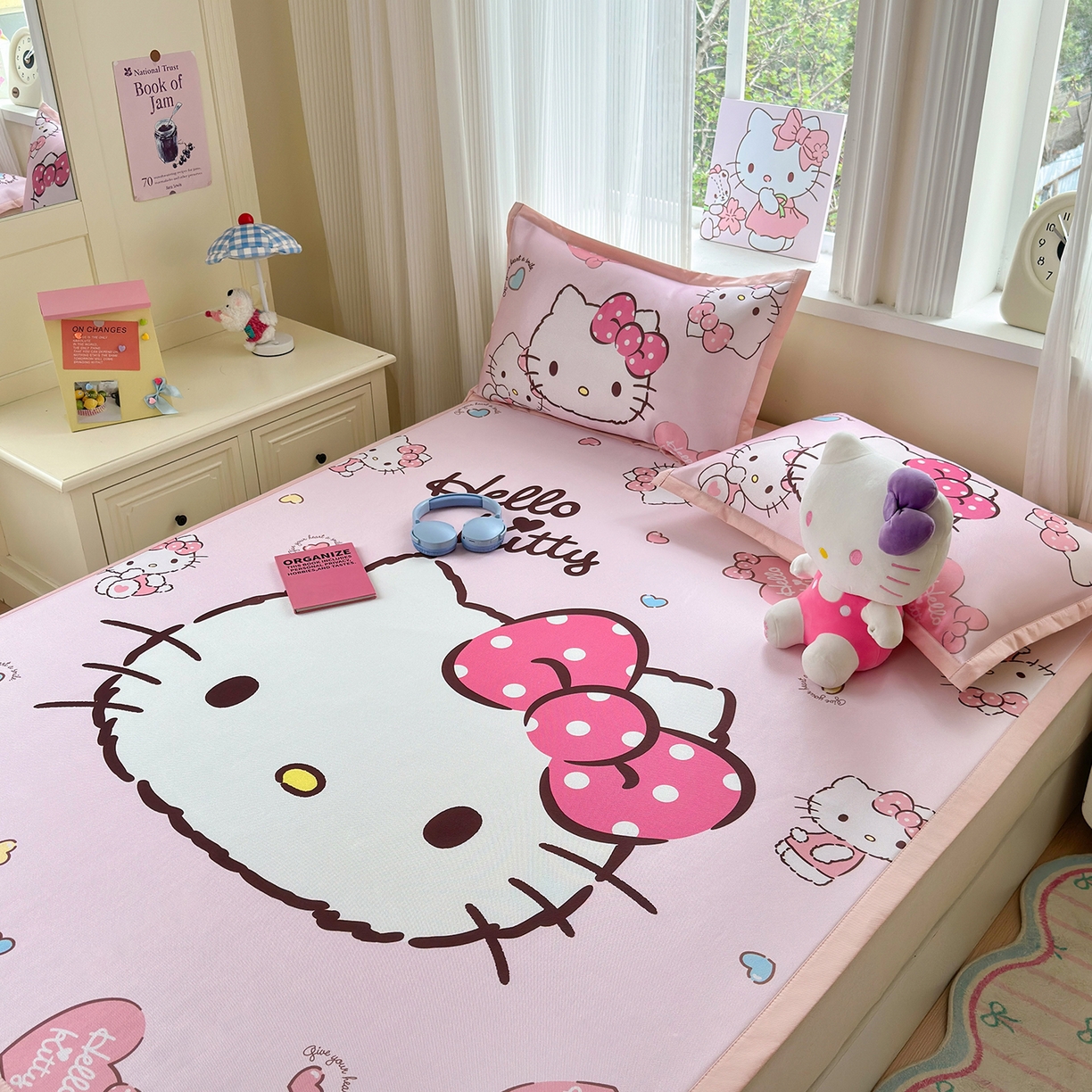 91家纺网 家纺一手货源 找家纺 桃子家居 2026新款A类三丽鸥授权数码印花中分子1200D凉感冰丝宽边凉感软席凉席席子 冰丝席-美美kt粉