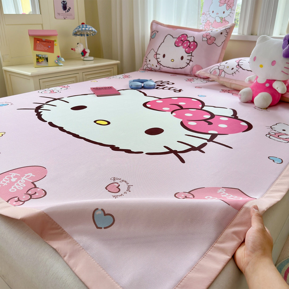 91家纺网 家纺一手货源 找家纺 桃子家居 2026新款A类三丽鸥授权数码印花中分子1200D凉感冰丝宽边凉感软席凉席席子 冰丝席-美美kt粉