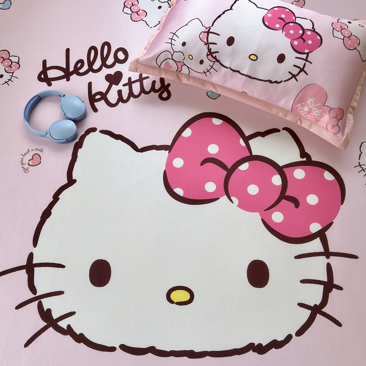 91家纺网 家纺一手货源 找家纺 桃子家居 2026新款A类三丽鸥授权数码印花中分子1200D凉感冰丝宽边凉感软席凉席席子 冰丝席-美美kt粉