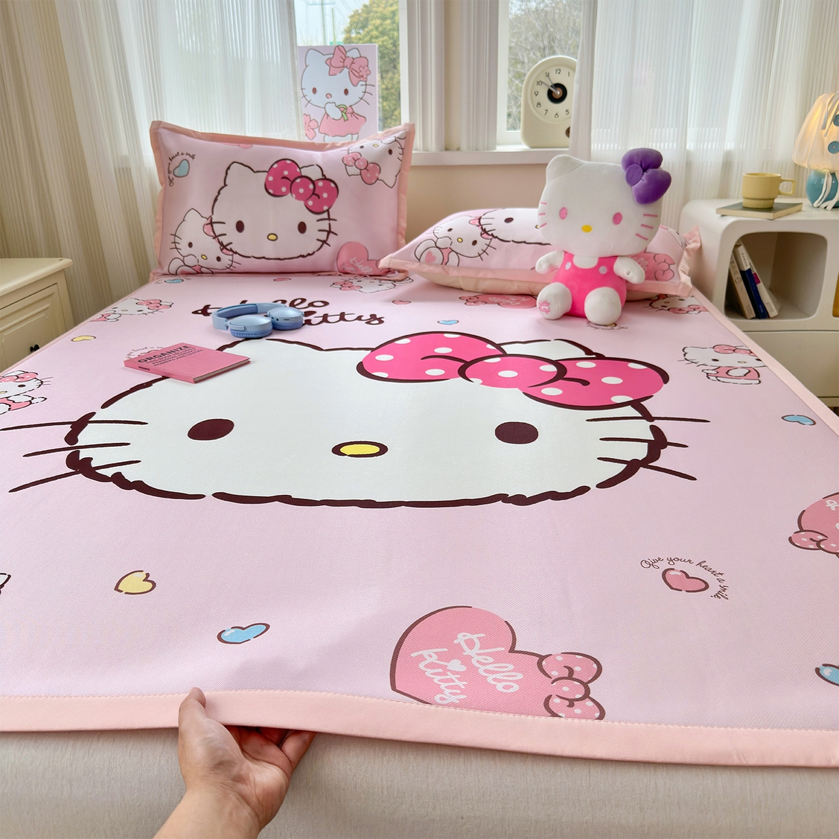 91家纺网 家纺一手货源 找家纺 桃子家居 2026新款A类三丽鸥授权数码印花中分子1200D凉感冰丝宽边凉感软席凉席席子 冰丝席-美美kt粉