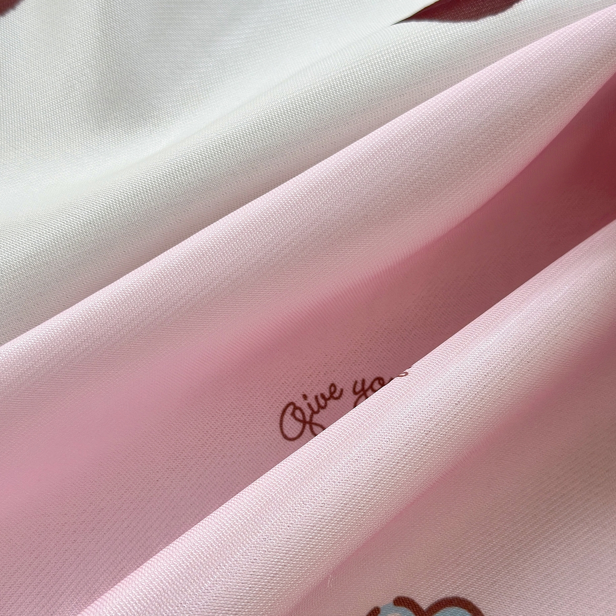 91家纺网 家纺一手货源 找家纺 桃子家居 2026新款A类三丽鸥授权数码印花中分子1200D凉感冰丝宽边凉感软席凉席席子 冰丝席-美美kt粉