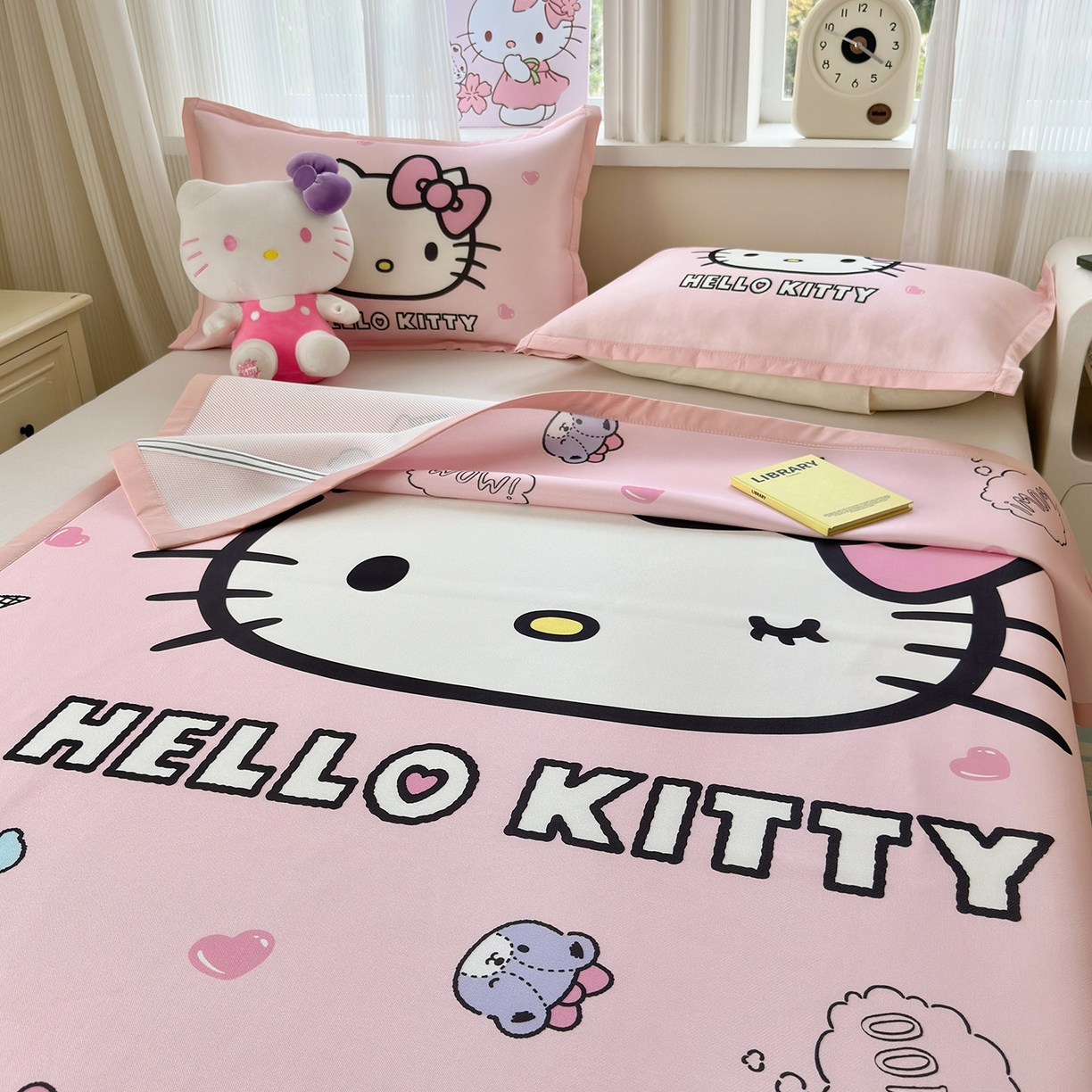 91家纺网 家纺一手货源 找家纺 桃子家居 2026新款A类三丽鸥授权数码印花中分子1200D凉感冰丝宽边凉感软席凉席席子 冰丝席-少女kt