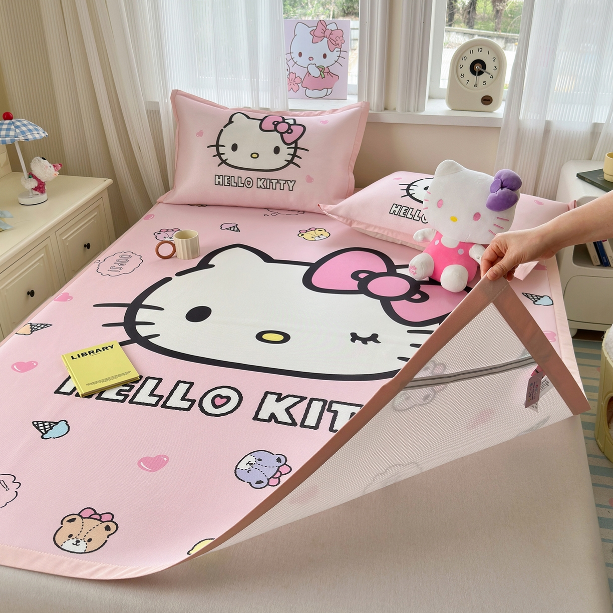 91家纺网 家纺一手货源 找家纺 桃子家居 2026新款A类三丽鸥授权数码印花中分子1200D凉感冰丝宽边凉感软席凉席席子 冰丝席-少女kt